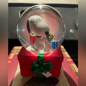 Peanuts Snoopy Snowglobe
